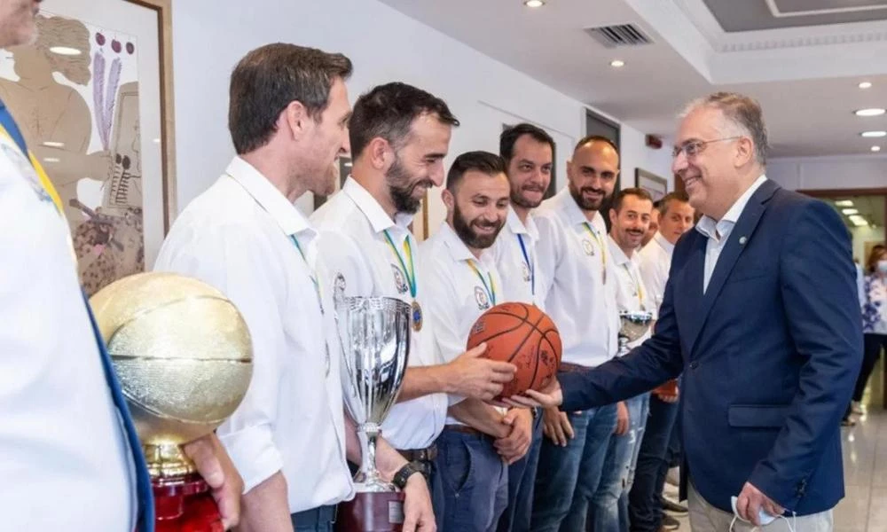 Θεοδωρικάκος: Συνάντηση με την πρωταθλήτρια Ευρώπης ομάδα μπάσκετ της ΕΛ.ΑΣ.-Τους έδωσε τιμητική άδεια